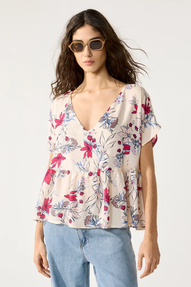 Blusa estampada con escote en V y recorte con frunces en la cintura de Cuesta Blanca en Blusas para argentina