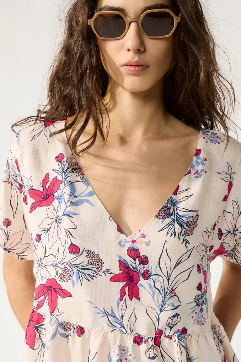 Blusa estampada con escote en V y recorte con frunces en la cintura de Cuesta Blanca en Blusas para argentina