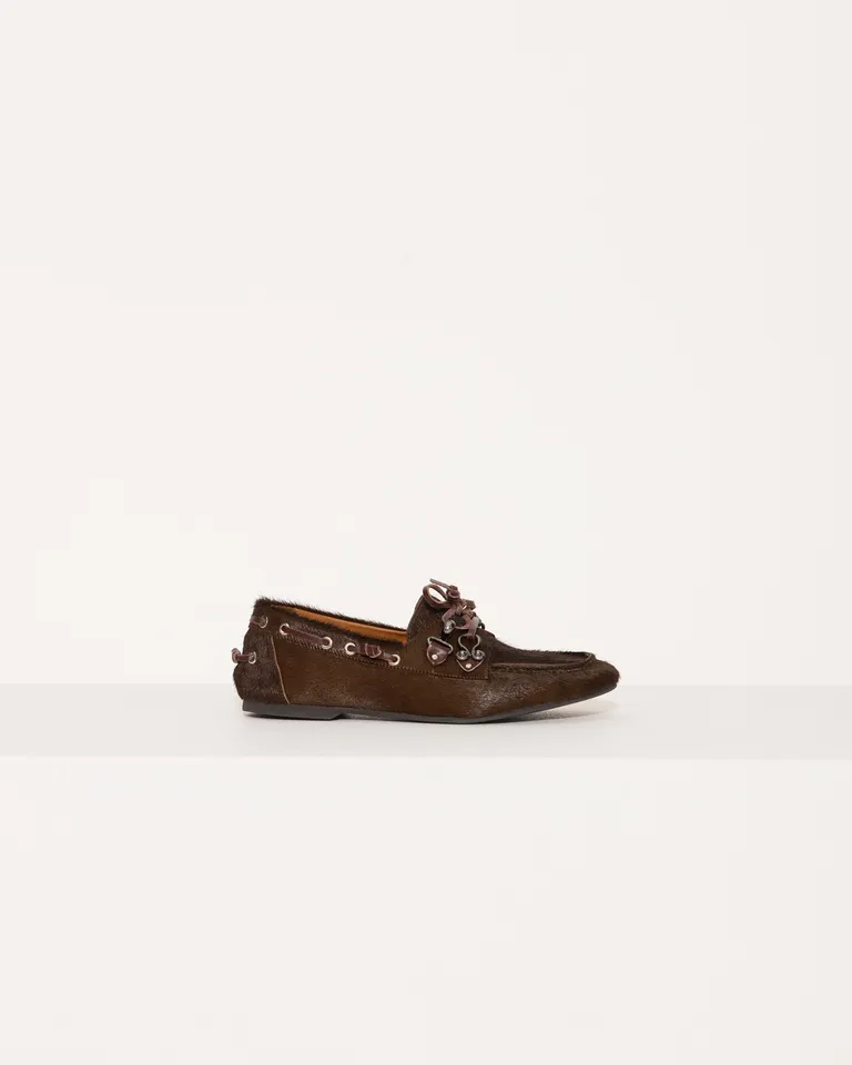 Elegantes Zapatos Mocasín con Detalles Metálicos para Mujeres de Jazmin Chebar en Mocasines para argentina