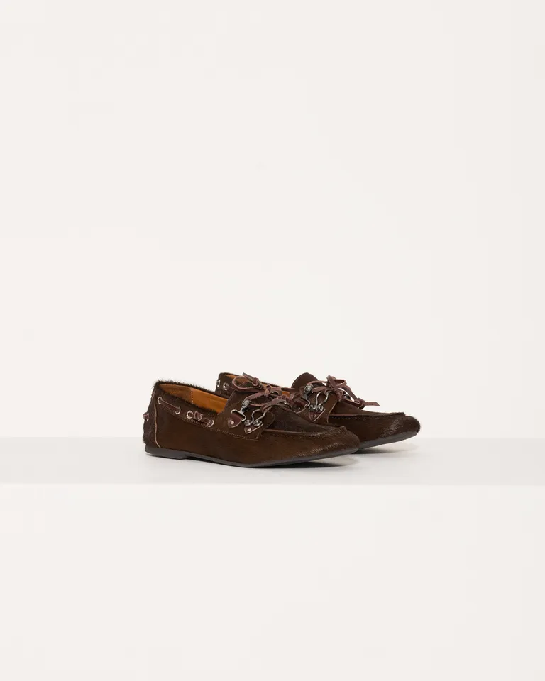 Elegantes Zapatos Mocasín con Detalles Metálicos para Mujeres de Jazmin Chebar en Mocasines para argentina