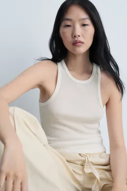 Top punto fino canalé de Mango en Tops para argentina