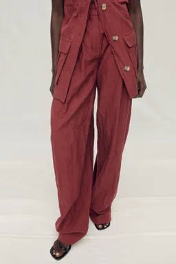 Pantalón traje arrugado wideleg de Mango en Pantalones para argentina