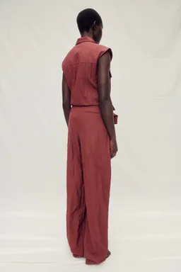 Pantalón traje arrugado wideleg de Mango en Pantalones para argentina