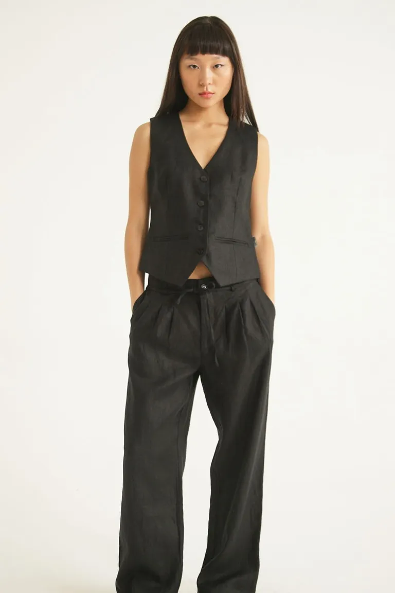 Chaleco de lino marcia: un clásico reloaded con diseño sofisticado y calce impecable de Las Pepas en Chalecos para argentina