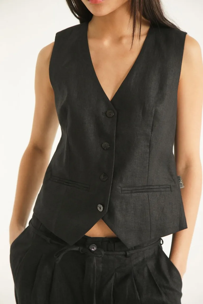 Chaleco de lino marcia: un clásico reloaded con diseño sofisticado y calce impecable de Las Pepas en Chalecos para argentina