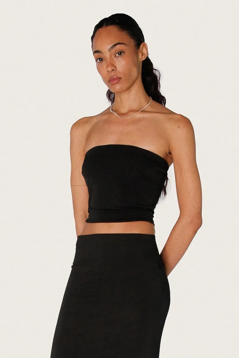 Top strapless negro básico y modular para mujer, ideal para cualquier look de Sofia Sarkany en Tops para argentina