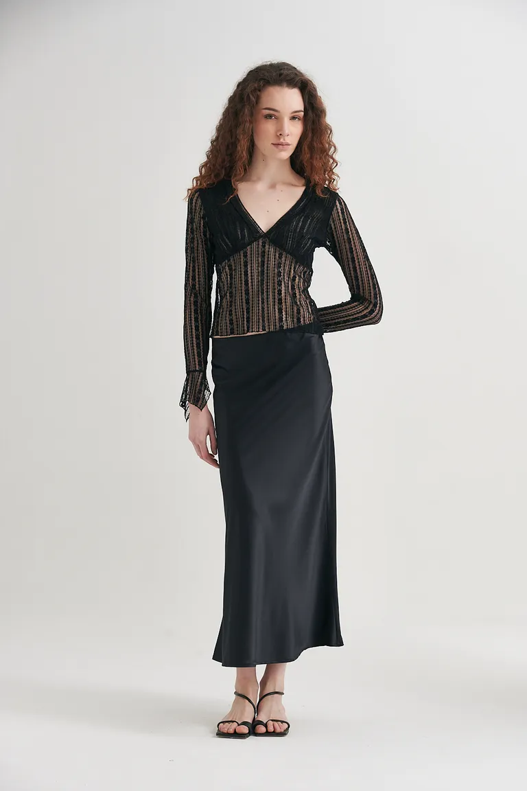 Falda midi de satén negra con caída fluida y silueta elegante de Sweet en Faldas para argentina