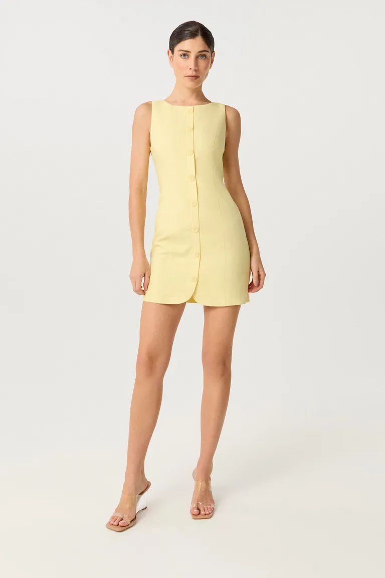 Vestido corto de tencel lino en color amarillo con silueta entallada y escote a la base de Markova en Vestidos para argentina