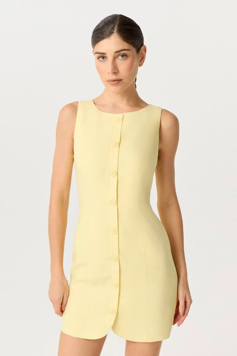Vestido corto de tencel lino en color amarillo con silueta entallada y escote a la base de Markova en Vestidos para argentina