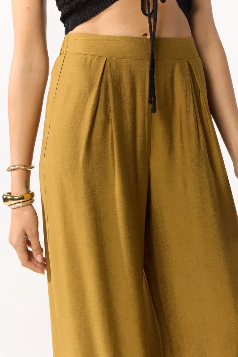 Pantalon palazzo con pinzas delanteras y cintura elastizada posterior de calce holgado de Cuesta Blanca en Pantalones para argentina