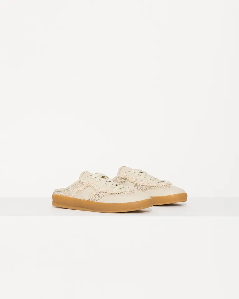 Zapatillas de mujer con diseño en rafia y cuero, versátiles y cómodas de Jazmin Chebar en Zapatillas para argentina
