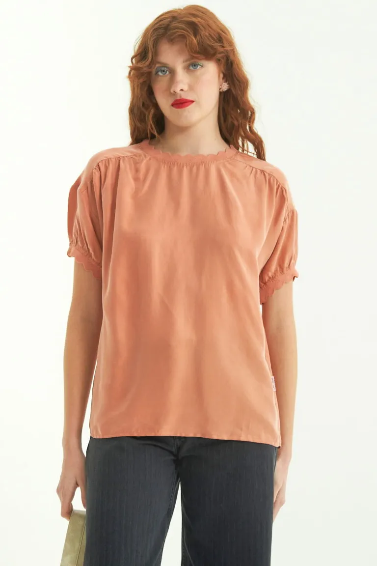 Blusa de diseño holgado con mangas voluminosas y detalles en cuello y puños de Las Pepas en Blusas para argentina