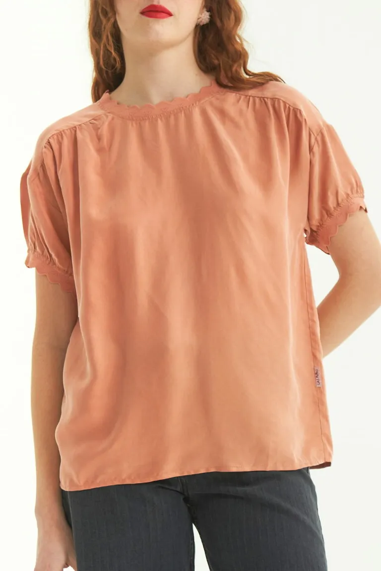 Blusa de diseño holgado con mangas voluminosas y detalles en cuello y puños de Las Pepas en Blusas para argentina