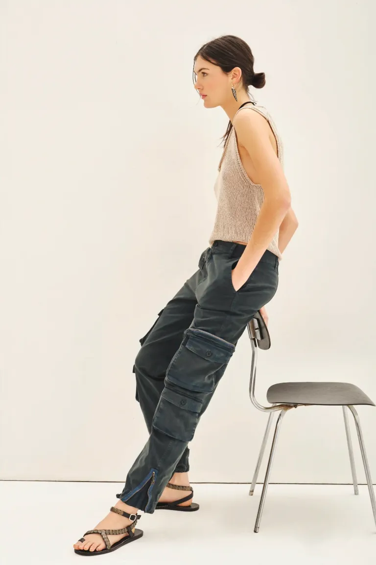 Pantalón cargo de tiro medio en gabardina elástica con bolsillos y cierres de Rapsodia en Pantalones para argentina