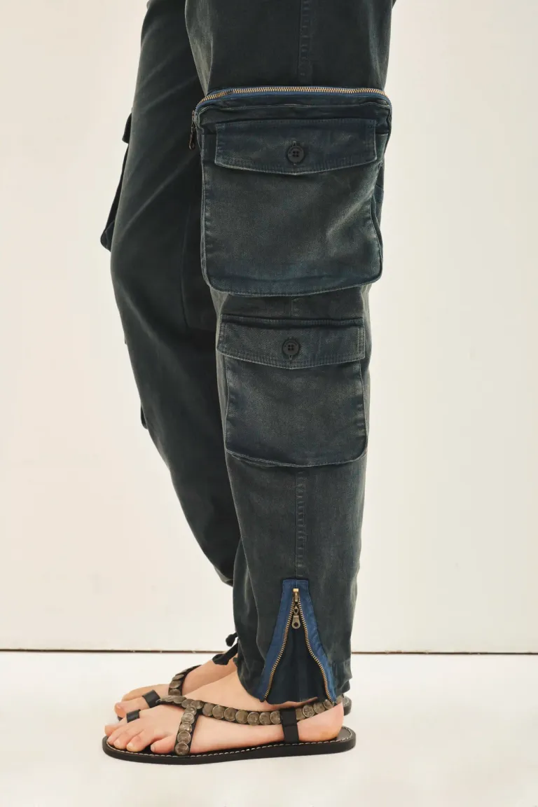 Pantalón cargo de tiro medio en gabardina elástica con bolsillos y cierres de Rapsodia en Pantalones para argentina