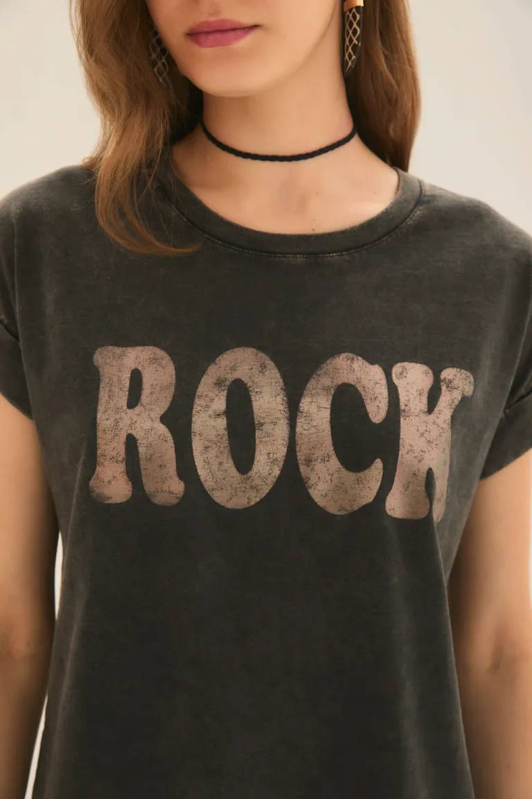 Remera negra estampada de corte holgado con detalles rockeros de Rapsodia en Remeras para argentina