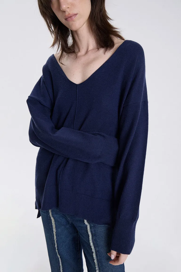 Sweater tejido con escote en v y costura central vertical de Maria Cher en Buzos y Sweaters para argentina