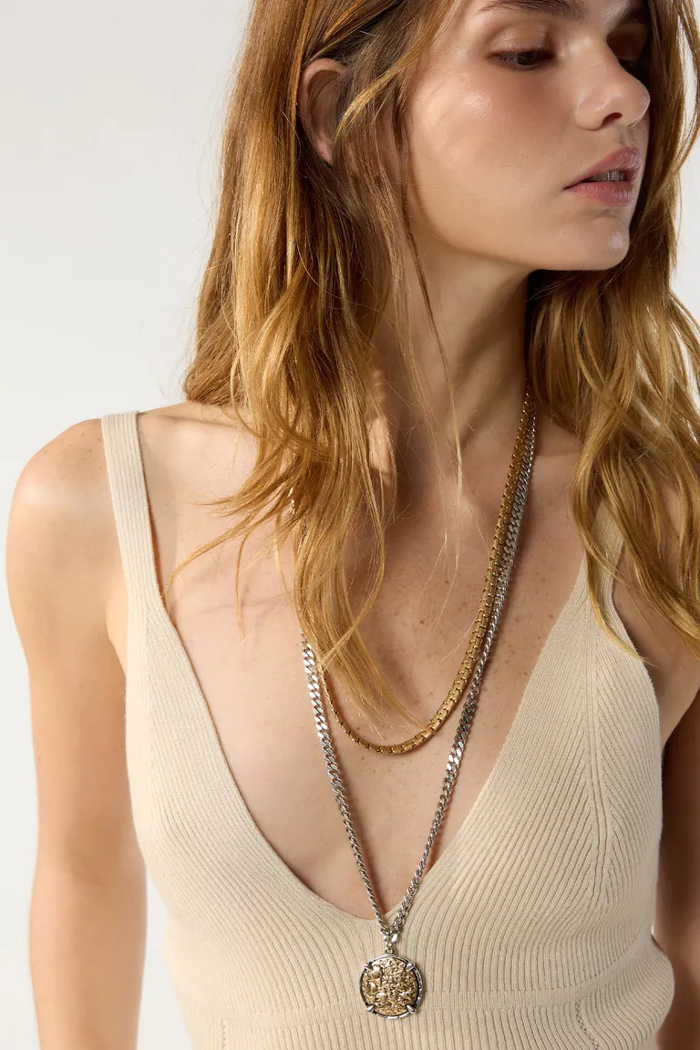 Top de tejido beige con escote en V y tirantes finos de Cuesta Blanca en Tops para argentina