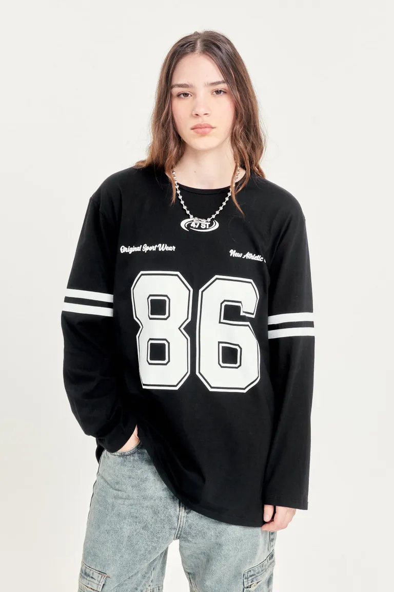 Remera deportiva de manga larga con estampa en negro para mujer de 47 Street en Remeras para argentina