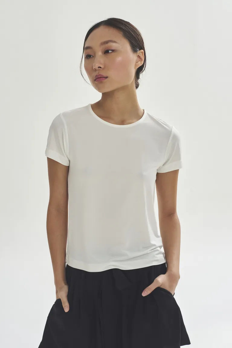 Remera de corte recto y manga corta, prenda versátil y cómoda para cualquier ocasión de Akiabara en Remeras para argentina