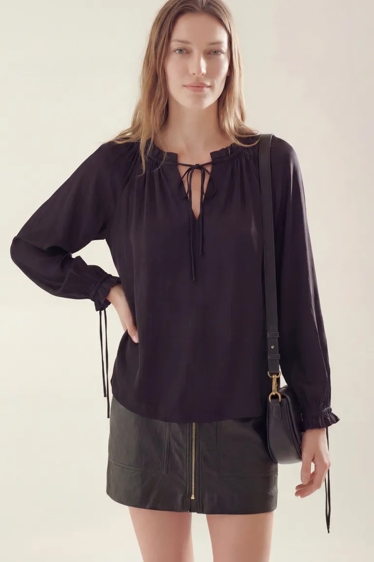 Blusa de mangas largas con lazo en el cuello y detalle en puños de Akiabara en Blusas para argentina