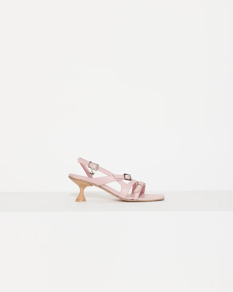 Elegante sandalia de cuero rosada con hebillas decorativas para mujer de Jazmin Chebar en Sandalias para argentina