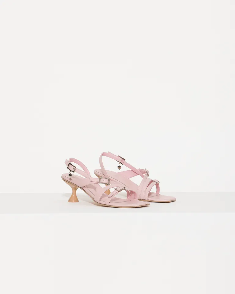 Elegante sandalia de cuero rosada con hebillas decorativas para mujer de Jazmin Chebar en Sandalias para argentina