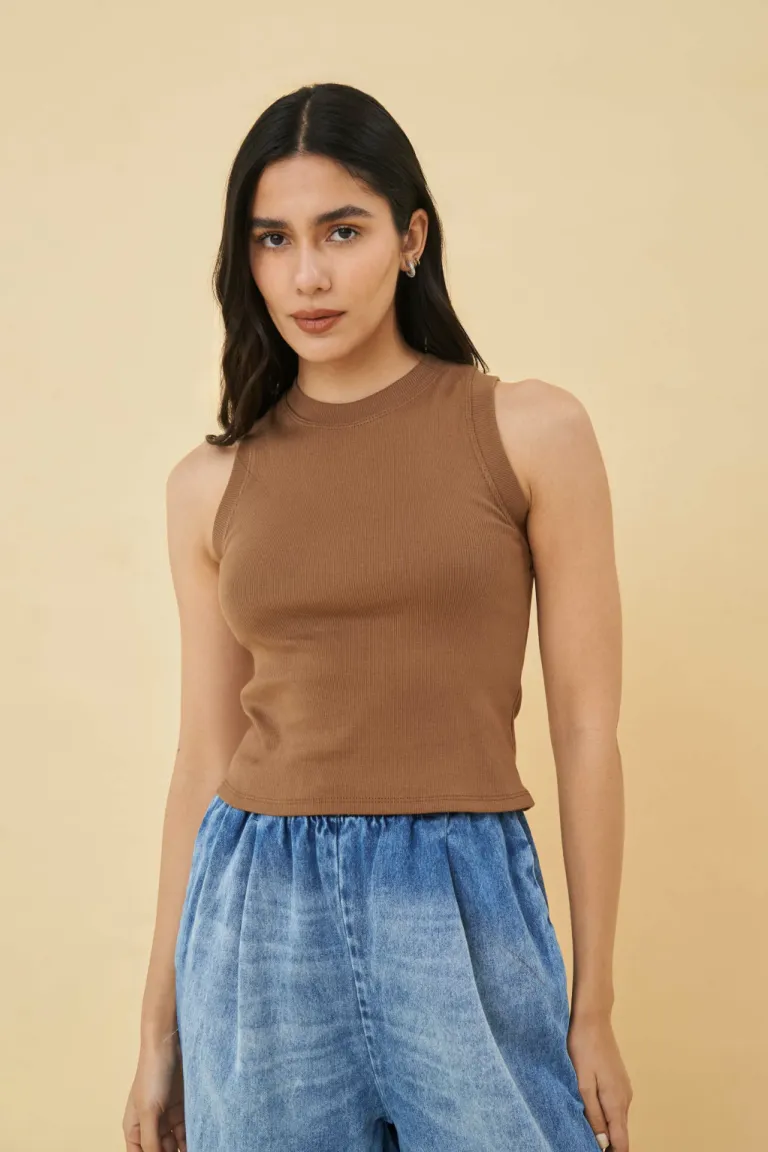 Musculosa moka: un básico versátil y cómodo para el día a día de Apricot en Tops para argentina