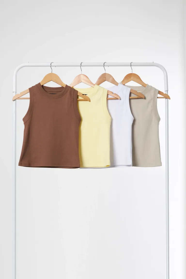 Musculosa moka: un básico versátil y cómodo para el día a día de Apricot en Tops para argentina