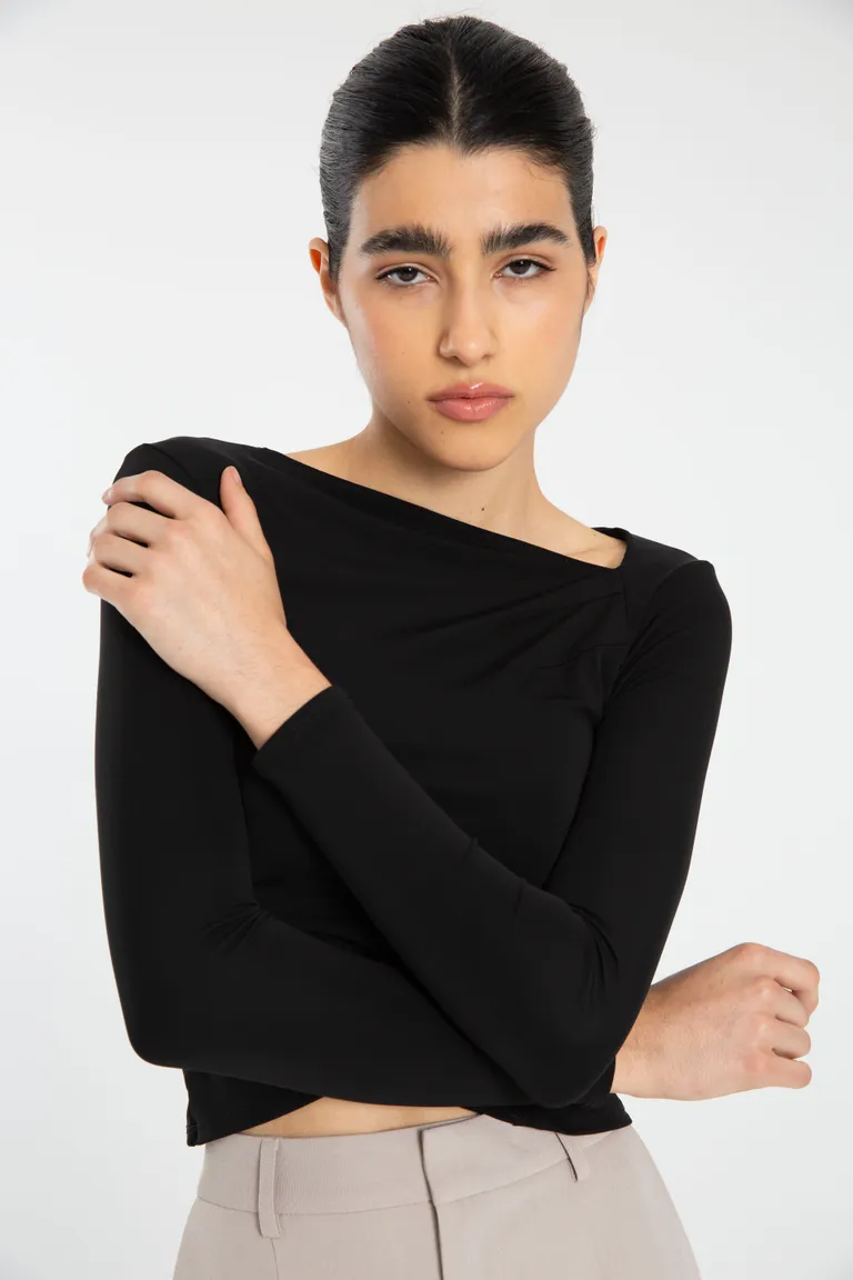 Remera de punto de corte irregular y manga larga en color negro de Naíma en Remeras para argentina