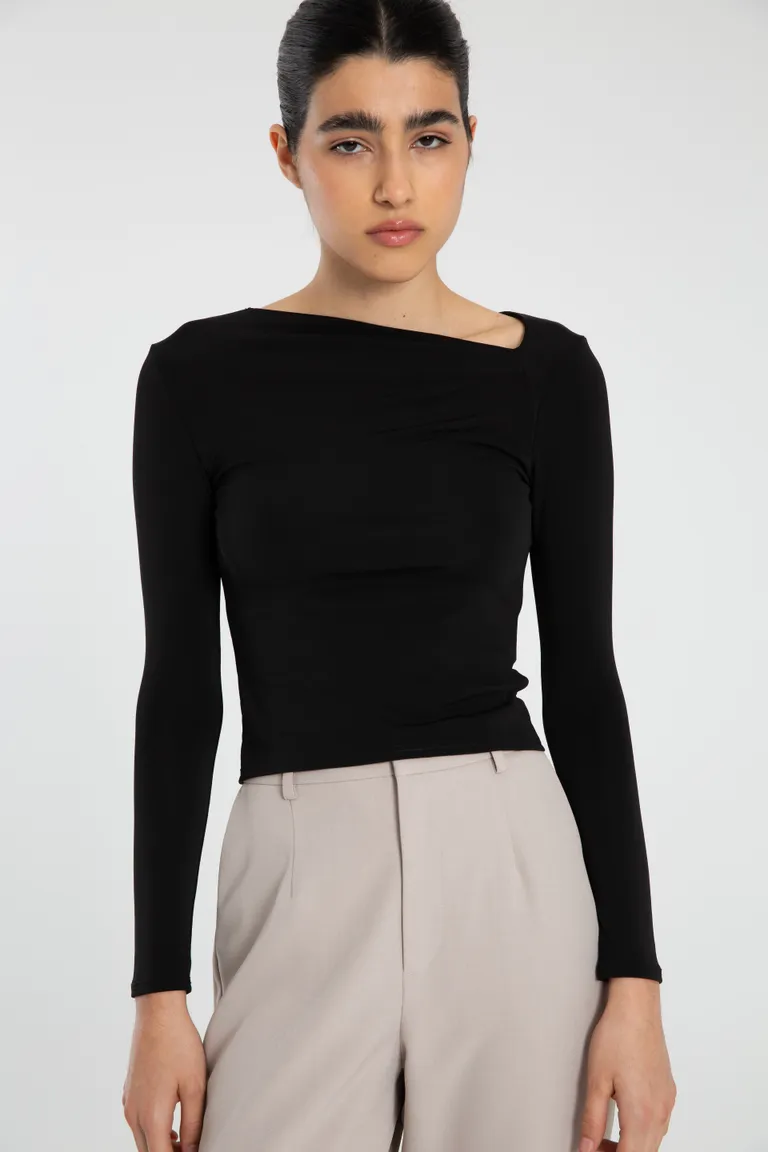 Remera de punto de corte irregular y manga larga en color negro de Naíma en Remeras para argentina