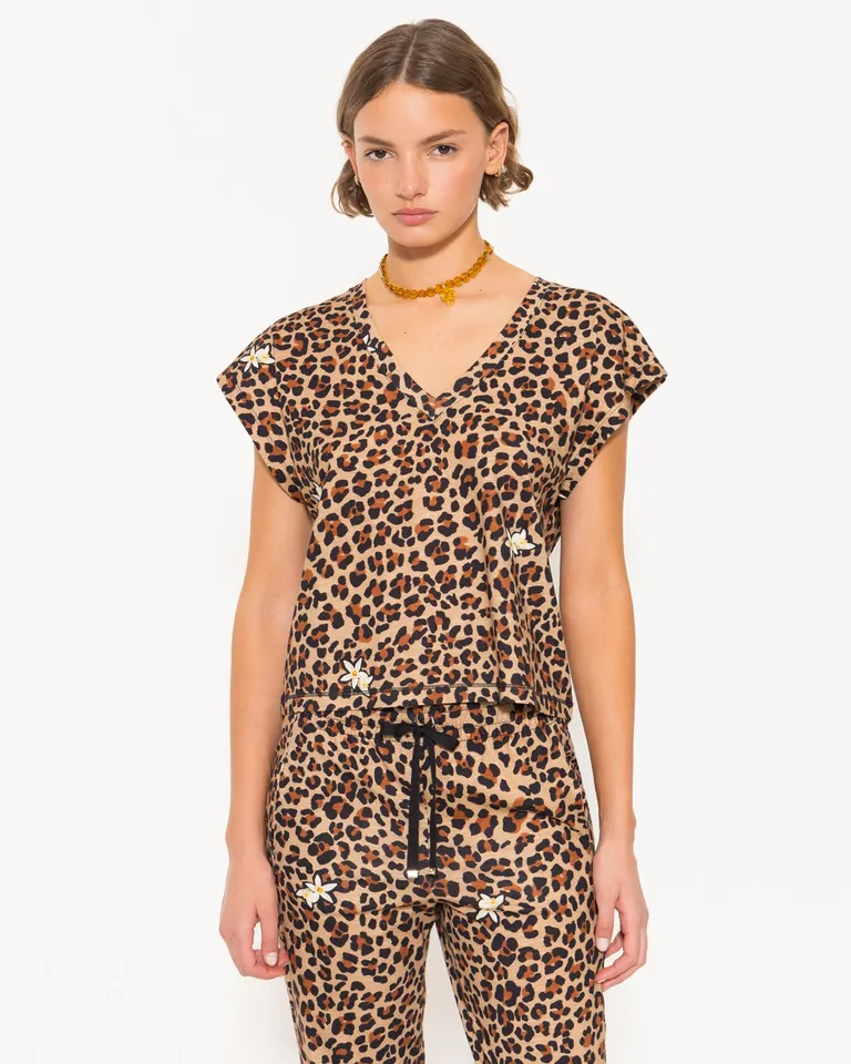 Remera de estampado animal print en tonos tierra para un look casual y veraniego de Jazmin Chebar en Remeras para argentina