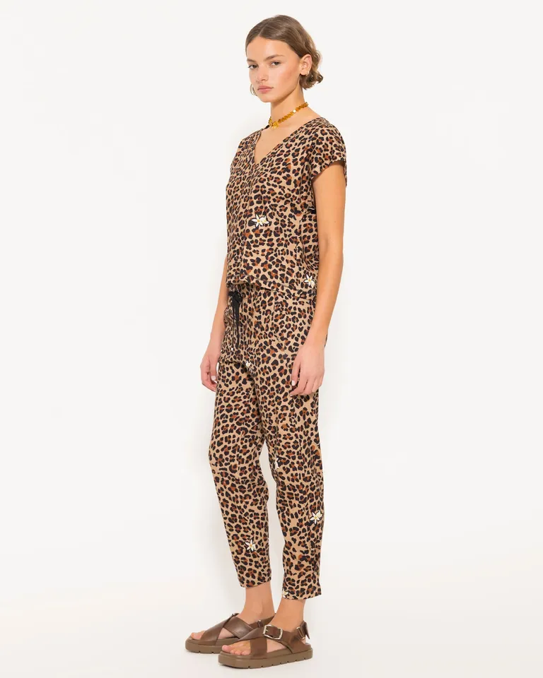 Remera de estampado animal print en tonos tierra para un look casual y veraniego de Jazmin Chebar en Remeras para argentina