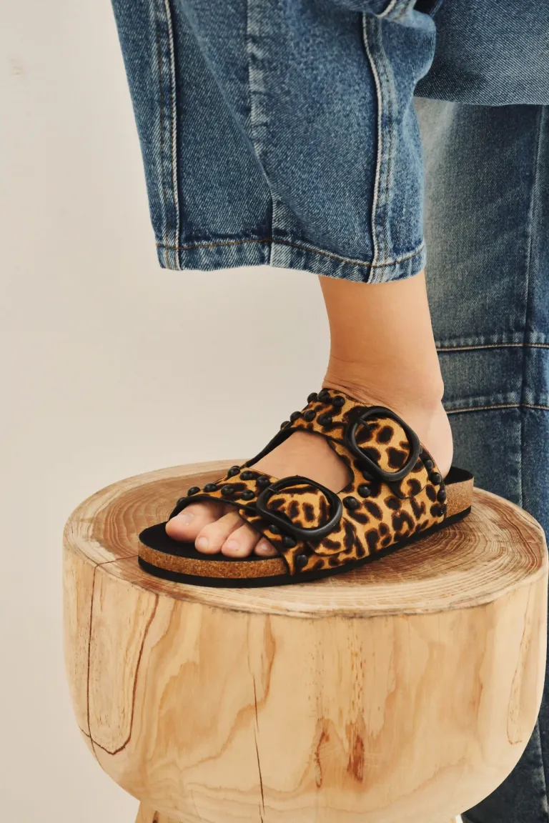 Sandalias bajas con estampado animal print y detalles metálicos de Rapsodia en Sandalias para argentina