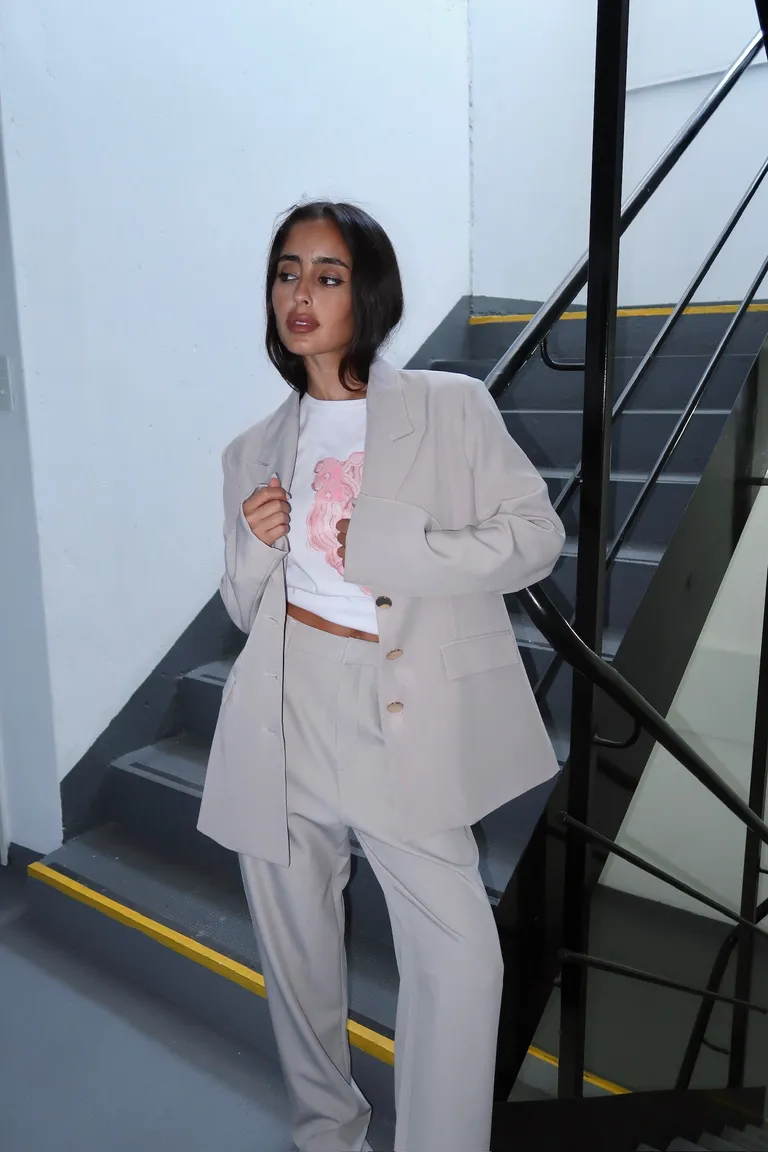 Blazer de crepe sastrero con solapa ancha y tres botones en el delantero de Naíma en Blazers para argentina