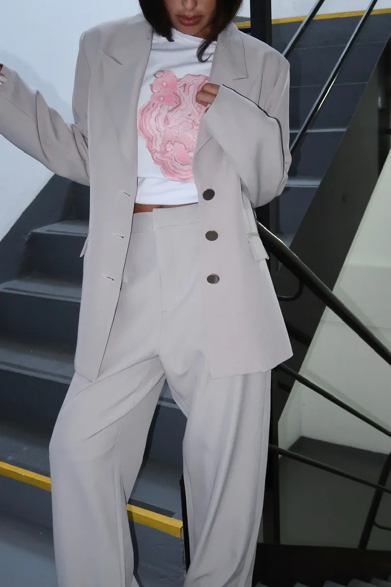 Blazer de crepe sastrero con solapa ancha y tres botones en el delantero de Naíma en Blazers para argentina