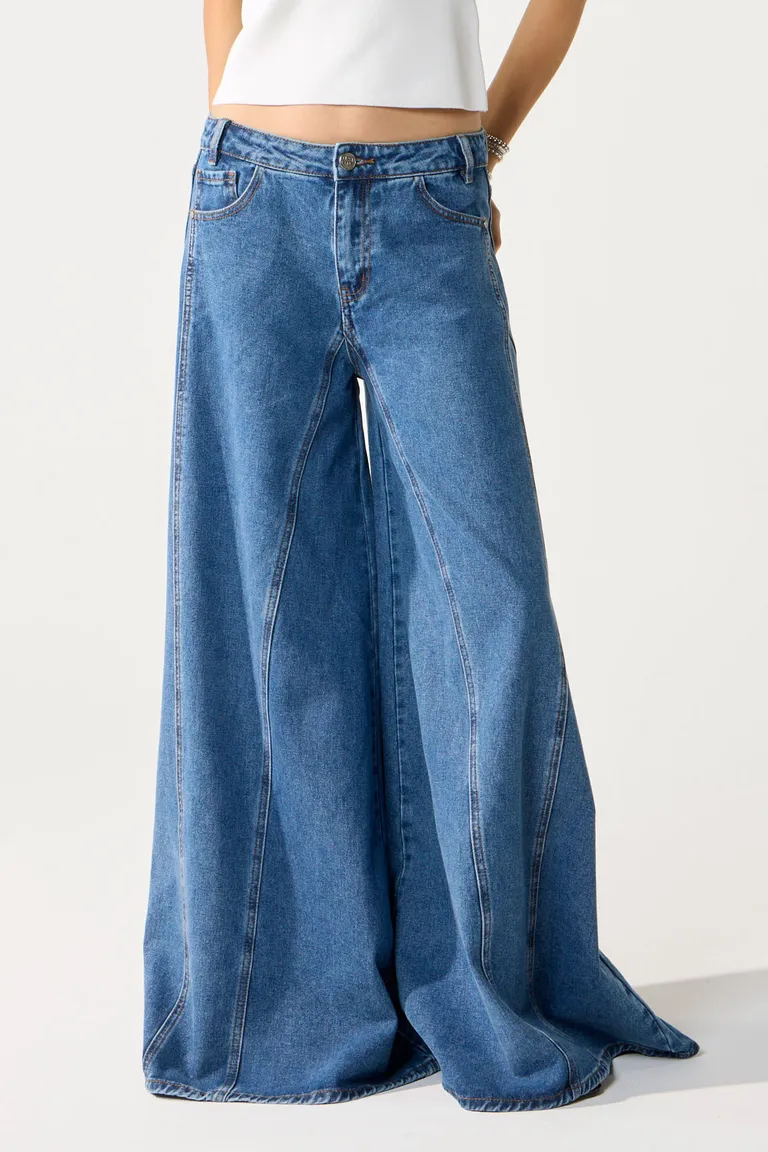 Pantalón de mezclilla ancho de tiro medio con detalles de cortes en las piernas de Cuesta Blanca en Pantalones para argentina