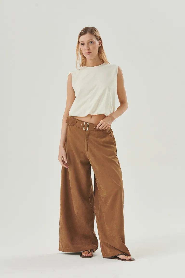 Pantalón ancho de efecto gamuza en tonalidad marrón, de cintura alta y lazo regulable de Sweet en Pantalones para argentina