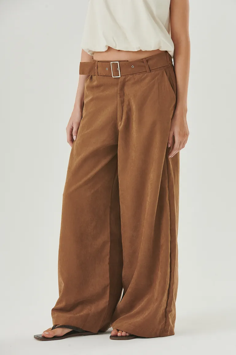 Pantalón ancho de efecto gamuza en tonalidad marrón, de cintura alta y lazo regulable de Sweet en Pantalones para argentina