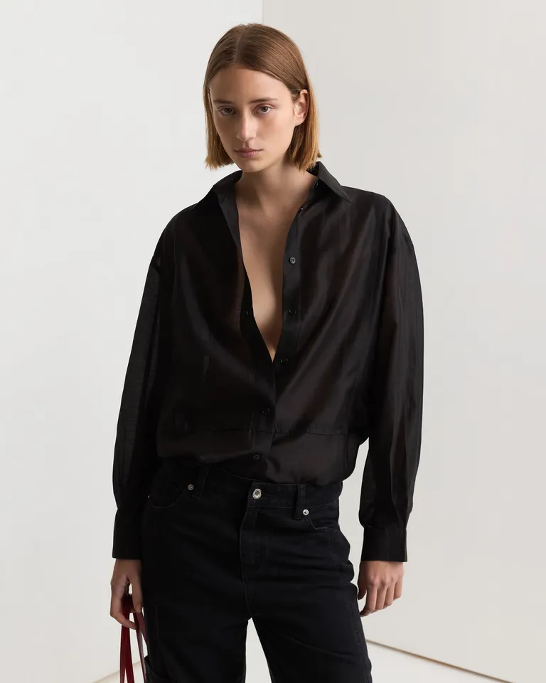 Camisa negra de diseño amplio y hombros caídos, ideal para cualquier ocasión de Prüne en Camisas para argentina