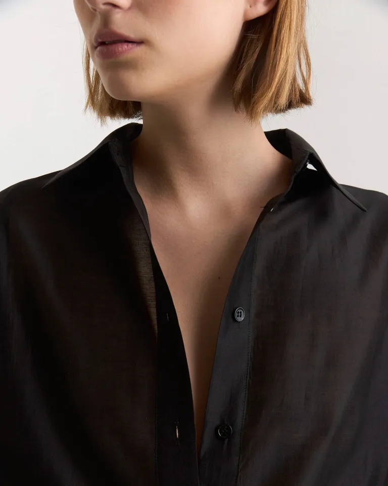 Camisa negra de diseño amplio y hombros caídos, ideal para cualquier ocasión de Prüne en Camisas para argentina