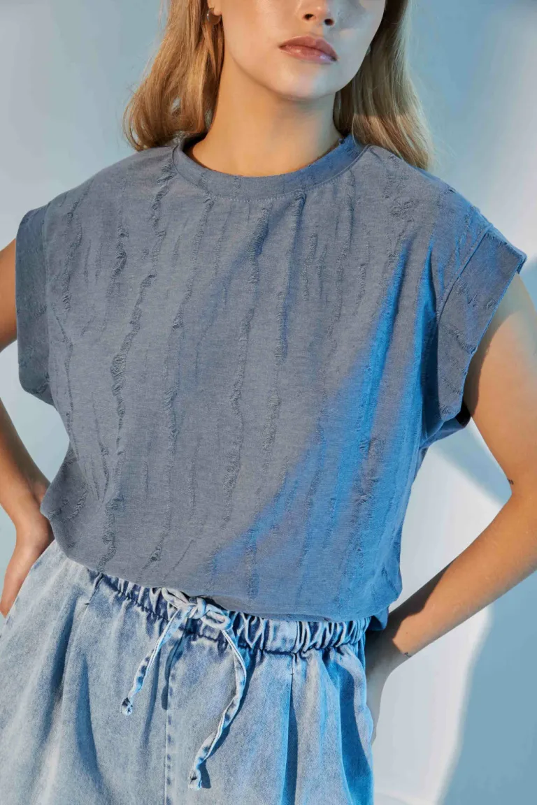 Remera gris de diseño moderno y versatil para mujer de Apricot en Remeras para argentina