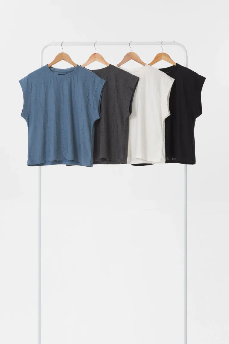 Remera gris de diseño moderno y versatil para mujer de Apricot en Remeras para argentina