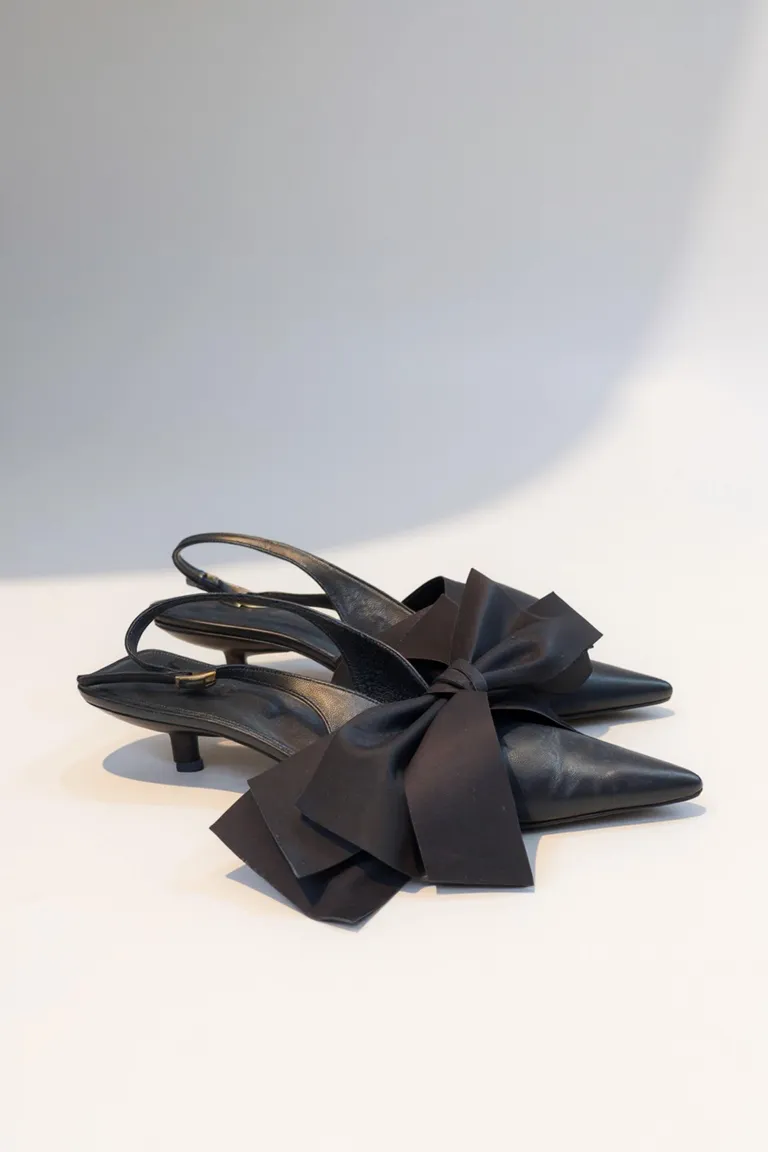 Elegantes sandalias negras de taco forrado en cuero con pulsera y aplique en punta de Maria Cher en Sandalias para argentina