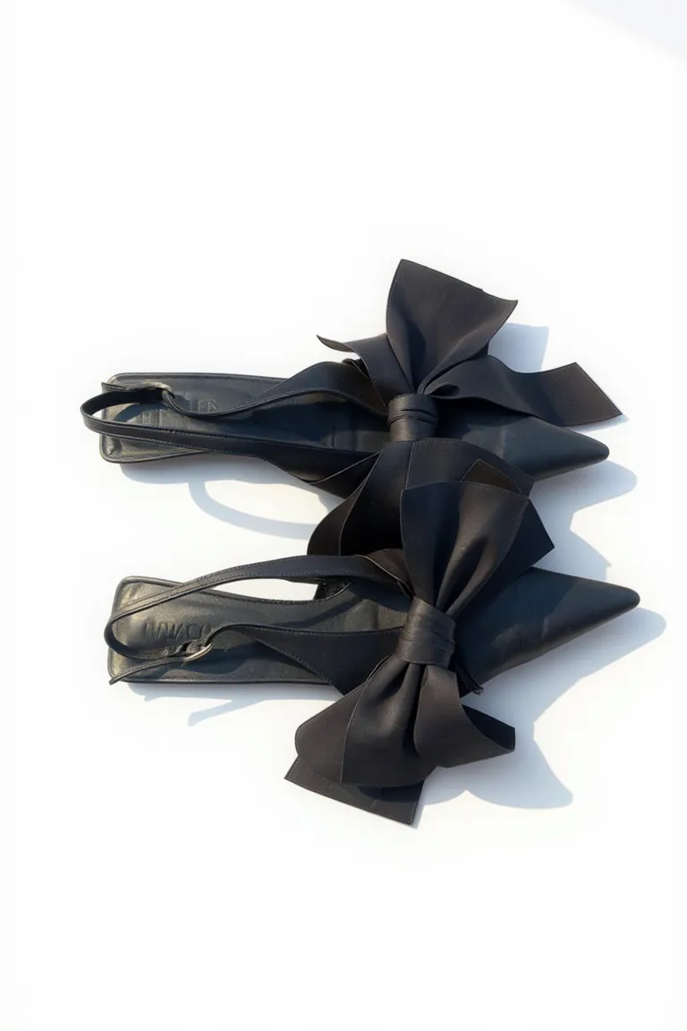 Elegantes sandalias negras de taco forrado en cuero con pulsera y aplique en punta de Maria Cher en Sandalias para argentina