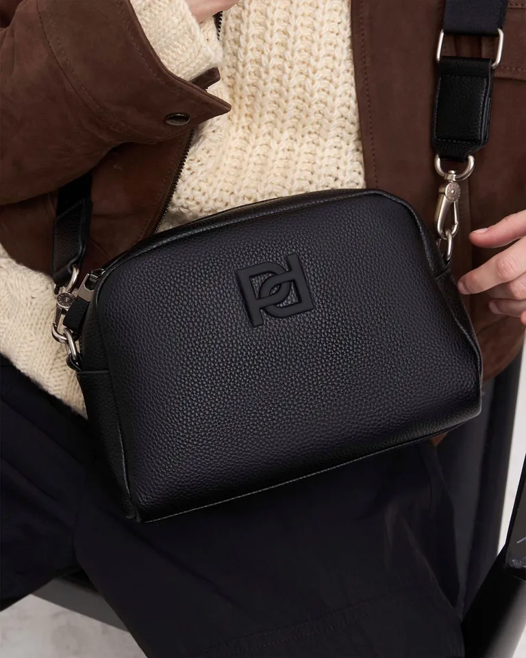 Bolso bandolera de efecto cuero graneado con herrajes en antique silver de Prüne en Bolsos y Carteras para argentina