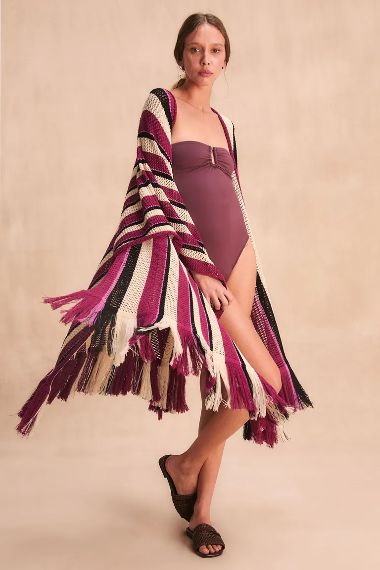 Elegante y cómoda ruana vacanza en tonos rojizos para la temporada de verano de Kosiuko en Capas y Ponchos para argentina