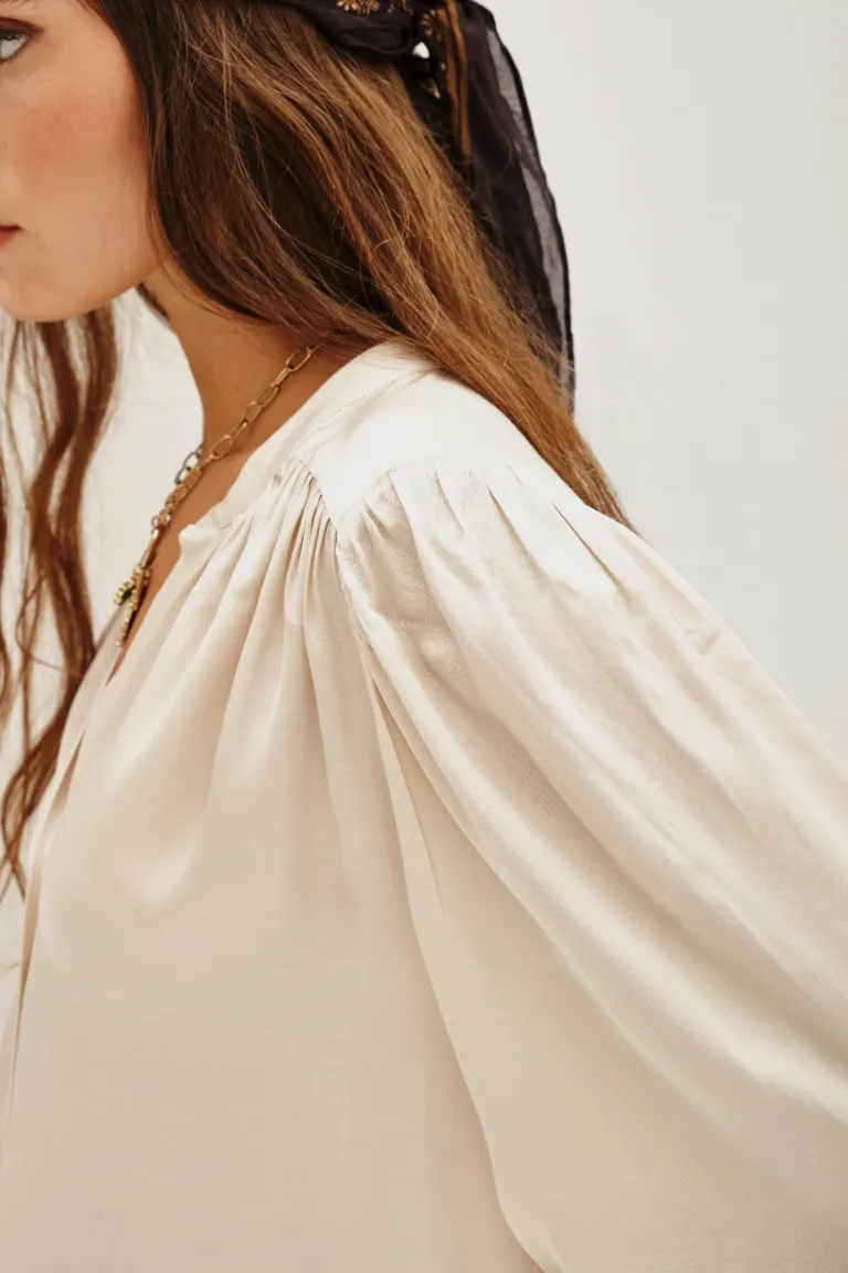 Camisa de manga larga con cuello mao y detalle de frunces en hombros y espalda de Rapsodia en Camisas para argentina