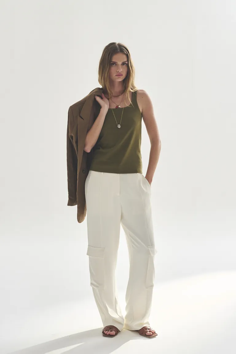 Musculosa verde oliva de diseño minimalista y corte relajado de Akiabara en Remeras para argentina