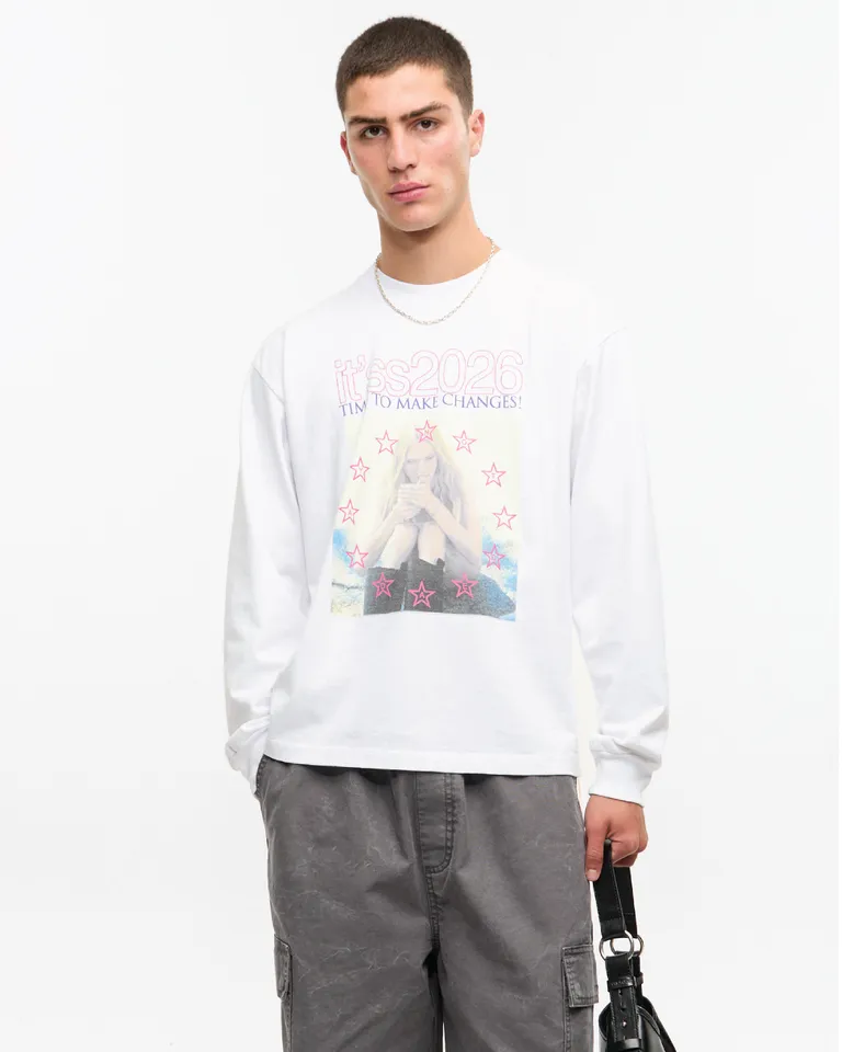 Remera manga larga oversize con estampado gráfico en algodón pesado de Ay Not Dead en Buzos y Sweaters para argentina